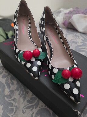 NIB BETSEY JOHNSON VESPER BLACK WHITE POLKA DOT CHERRY ACCENT HEELS SHOES 7.5M